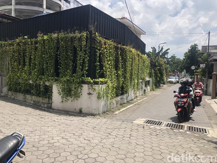 Tikungan jalan di Demangan, Kota Jogja, Sabtu (9/11/2024). Ini lokasi pemobil pukuli pemotor yang videonya viral di medsos.