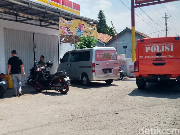 Tim INAFIS Polres Klaten dan Polsek Wonosari mengecek toko swalayan di jalan Pakis-Daleman, Desa Teloyo, Klaten, yang dibobol maling, Sabtu (9/11/2024).