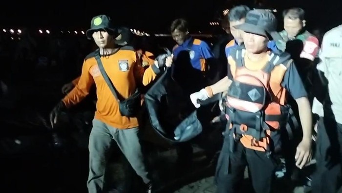 Tim SAR gabungan mengevakuasi jasad bocah SD yang dilaporkan tenggelam di Pantai Bedahan Gombol, Kecamatan Kesugihan, Kabupaten Cilacap, Sabtu (9/11/2024) malam.
