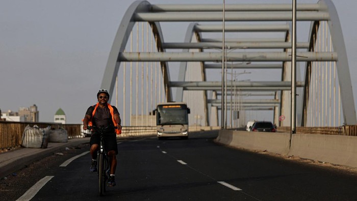 Bicycle enthusiasts take part in their usual weekend ride in Dakar, Senegal, October 27, 2024. REUTERS/Zohra Bensemra
