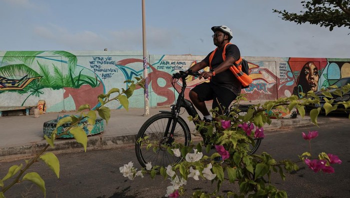 Bicycle enthusiasts take part in their usual weekend ride in Dakar, Senegal, October 27, 2024. REUTERS/Zohra Bensemra