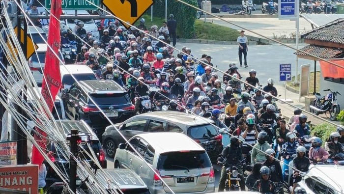 Truk melambung di Bogor bikin macet