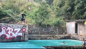 Kolam Renang dengan Sumber Air Pegunungan di Bandung