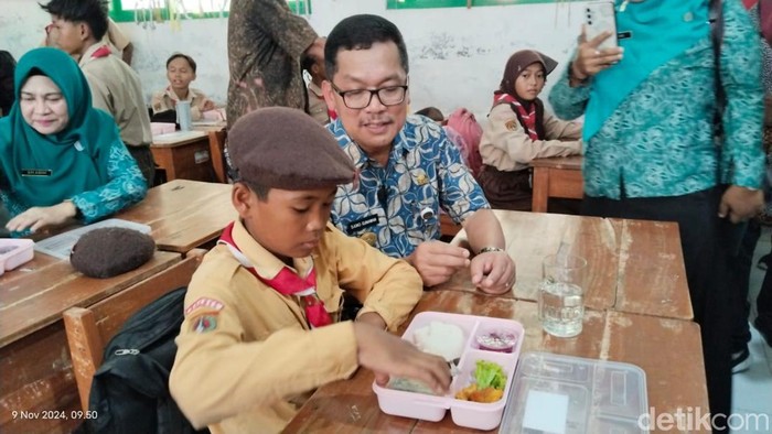 Uji coba makan bergizi gratis di Kabupaten Brebes, Jawa Tengah, Sabtu (9/11/2024).