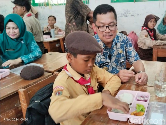 Uji coba makan bergizi gratis di Kabupaten Brebes, Jawa Tengah, Sabtu (9/11/2024).