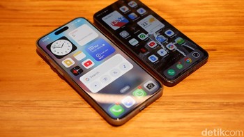 Perbandingan ukuran layar iPhone 15 Pro Max vs Vivo X200 Pro Mini. Foto: Adi Fida Rahman/detikINET
