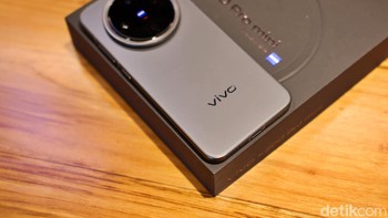 Fitur-fitur lain seperti sertifikasi IP68 untuk ketahanan terhadap air dan debu, konektivitas 5G, WiFi 7, dan NFC semakin melengkapi kecanggihan smartphone ini. Foto: Adi Fida Rahman/detikINET