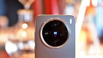 Kamera belakang: Lensa optik Zein dengan komposisi kamera utamanya berukuran 50 MP dengan sensor 1/1.28-inch Sony LYT-818, telephoto periskop 50 MP sensor Sony IMX882 dan ultra-wide Samsung ISOCELL JN1 50 MP Foto: Adi Fida Rahman/detikINET