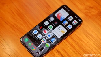 Vivo X200 Pro Mini juga dibekali baterai berkapasitas besar, 5700mAh, yang didukung teknologi fast charging 90W. Pengguna tak perlu khawatir kehabisan daya saat beraktivitas seharian. Foto: Adi Fida Rahman/detikINET