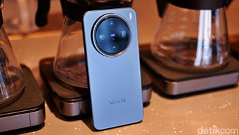 Vivo memasang RAM LPDDR5x hingga 16 GB. Kapasitas penyimpanan internalnya pun lega, mencapai 1TB, memungkinkan pengguna menyimpan berbagai file tanpa khawatir kehabisan ruang. Foto: Adi Fida Rahman/detikINET