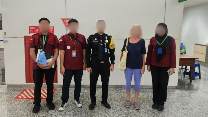 WN Swiss berinisial HED dideportasi melalui Bandara I Gusti Ngurah Rai Bali lantaran lupa mengurus izin tinggal selama 275 hari. (Foto: Imigrasi Singaraja)