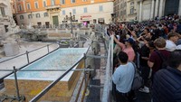 Kolam itu begitu sohor di kalangan wisatawan dunia. Menurut legenda, pengunjung yang melempar koin ke air mancur akan kembali ke Roma. Tradisi itu menghasilkan sekitar 1,5 juta euro per tahun. Uang itu disumbangkan ke badan amal Katolik Caritas selama 15 tahun terakhir.
