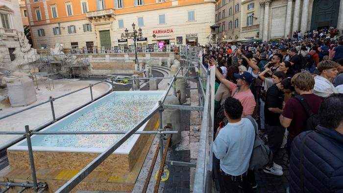 Rome unveils a pool to collect tourists' coins and wishes as Trevi fountain undergoes maintenance works in Rome, Italy, October 31, 2024. REUTERS/Remo Casilli