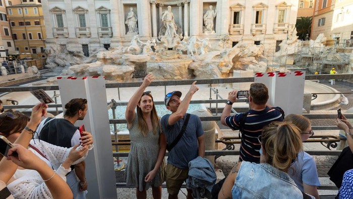 Wujud Kolam Pengganti Saat Air Mancur Trevi yang Ikonik Jalani Perawatan Rome unveils a pool to collect tourists' coins and wishes as Trevi fountain undergoes maintenance works in Rome, Italy, October 31, 2024. REUTERS/Remo Casilli
