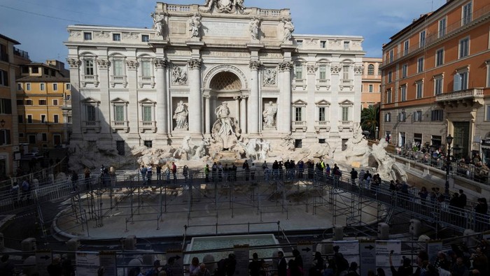 Rome unveils a pool to collect tourists' coins and wishes as Trevi fountain undergoes maintenance works in Rome, Italy, October 31, 2024. REUTERS/Remo Casilli