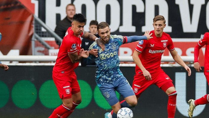 Enschede, Netherlands - November 10: Mees Hilgers of FC Twente and Jordan Brian Henderson of Ajax battle for the ball during the Eredivisie match between FC Twente 65 and AFC Ajax at De Grolsch Veste on November 10, 2024 in Enschede, Netherlands. (Photo by Henk Jan Dijks/Marcel ter Bals/DeFodi Images/DeFodi via Getty Images)