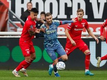 Hilgers Comeback dari Cedera, Langsung Starter Bawa Twente Tahan Ajax