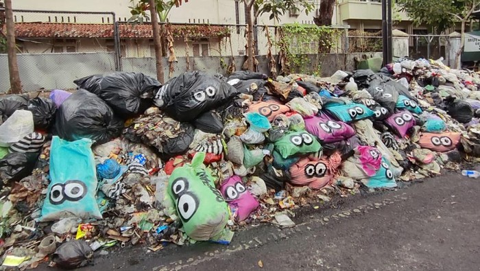 Aditdoodleman menyentil soal tumpukan sampah di kawasan Kotabaru Jogja. Foto diunggah Minggu (10/11/2024)