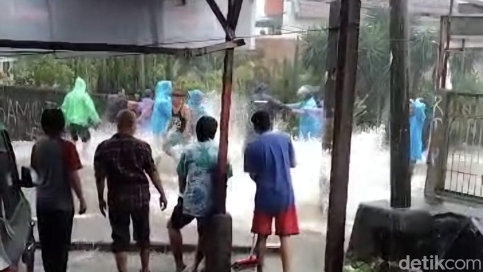Air selokan meluap ke jalanan di Tamansari, Bogor (dok istimewa)
