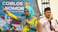 Airin Rachmi Diany-Ade Sumardi menyampaikan orasi politik di hadapan pendukungnya. 