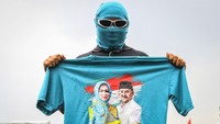 Para pendukung hadir dengan mengenakan kaos bergambar Airin Rachmi Diany-Ade Sumardi. 