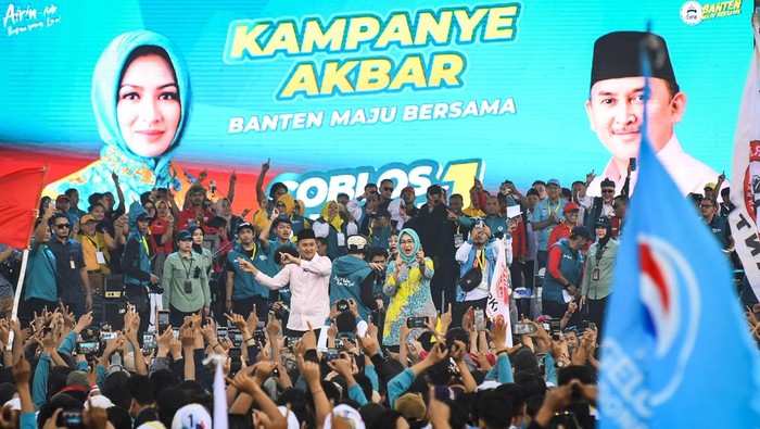 Calon Gubernur-Calon Wakil Gubernur Banten nomor urut 1, Airin Rachmi Diany (kiri) dan Ade Sumardi (kanan) menyampaikan orasi politik saat Kampanye Akbar di Citra Raya, Cikupa, Kabupaten Tangerang, Banten, Minggu (10/11/2024). Kampanye tersebut dihadiri ribuan simpatisan dan mengusung tema Kirab Perjuangan Banten Maju Bersama. ANTARA FOTO/Sulthony Hasanuddin/YU