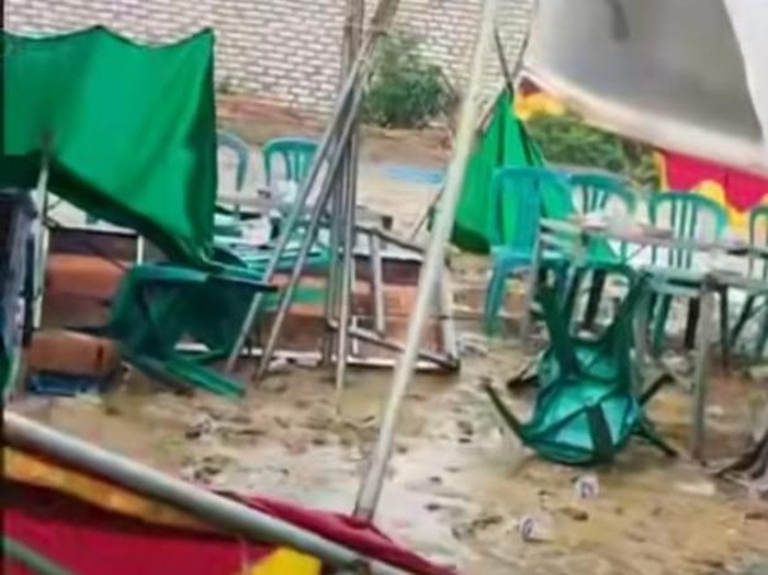 angin kencang merusak rumah warga hingga tenda hajatan