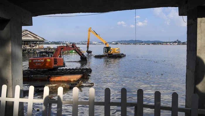 Antisipasi Banjir, Sungai Karang Asam Besar Samarinda Dikeruk Petugas mengoperasikan eskavator saat mengeruk sedimentasi hulu sungai Karang Asam Besar di Samarinda, Kalimantan Timur, Minggu (10/11/2024). Pemerintah Kota Samarinda melakukan pengerukan lumpur di sepanjang 500 meter arah muara sungai Mahakam itu untuk menjaga fungsi sungai sebagai pengendalian terjadinya banjir di daerah tersebut. ANTARA FOTO/M Risyal Hidayat/YU