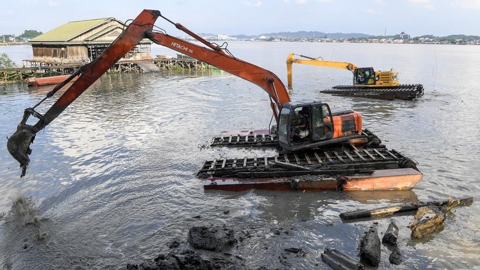 Petugas mengoperasikan eskavator saat mengeruk sedimentasi hulu sungai Karang Asam Besar di Samarinda, Kalimantan Timur, Minggu (10/11/2024). Pemerintah Kota Samarinda melakukan pengerukan lumpur di sepanjang 500 meter arah muara sungai Mahakam itu untuk menjaga fungsi sungai sebagai pengendalian terjadinya banjir di daerah tersebut. ANTARA FOTO/M Risyal Hidayat/YU