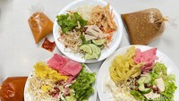 Meskipun sama-sama menawarkan asinan sayur, tetapi ketiganya punya ciri khas berbeda, mulai dari isian sampai bumbu kacangnya. Foto: Detikcom / Atiqa Rana