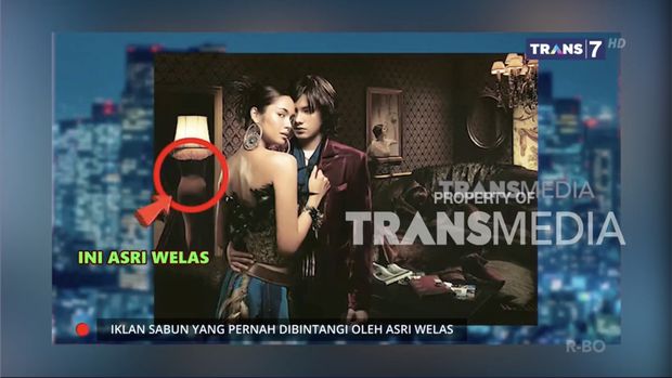 Tubuh Asri Welas jadi tiang lampu hias di iklan sabun mandi.