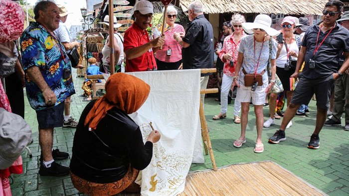 Kain batik berhasil memikat wisatawan mancanegara yang berkunjung ke Indonesia. Seperti yang terlihat di Kampoeng Batik, Semarang, Jawa Tengah, Minggu (10/11/2024).