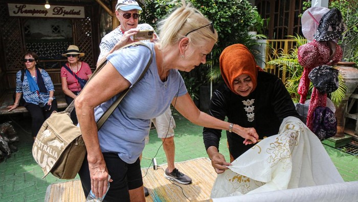 Kain batik berhasil memikat wisatawan mancanegara yang berkunjung ke Indonesia. Seperti yang terlihat di Kampoeng Batik, Semarang, Jawa Tengah, Minggu (10/11/2024).