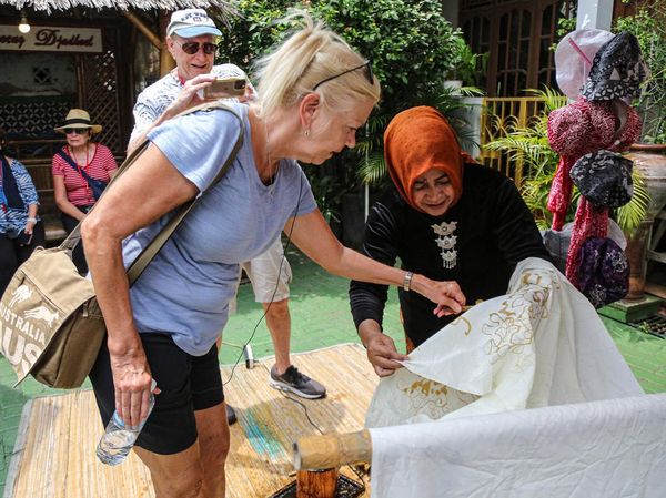 Batik Pikat Turis Asing di Semarang