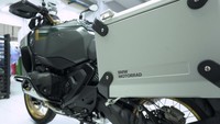 Perlu diketahui bahwa teknologi ASA di BMW R 1300 GS Adventure ini hadir sebagai opsi. Pencinta moge adventure yang lebih ‘konvensional’, untungnya masih dapat membeli varian non-ASA. Sehingga dapat menggunakan motor ini dengan transmisi manual 6-percepatan yang dapat diatur dengan kopling. Foto: Muhammad Hafizh Gemilang