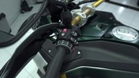 Sesuai namanya, Automated Shift Asisstant atau asisten penggantian gigi otomatis, teknologi ASA membuat pengendara tak perlu repot menekan kopling untuk memindahkan gigi. Hadirnya dua aktuator elektromekanis dapat membuat perpindahan gigi yang halus tanpa perlu menekan kopling secara manual.Sistem kerjanya, yang tidak mekanikal seperti transmisi konvensional, diklaim membuat perpindahan gigi lebih cepat dan tepat. BMW bahkan mengklaim kehadiran ASA ini dapat menghilangkan kemungkinan mesin mati karena perpindahan gigi yang tidak tepat saat adventure. Foto: Muhammad Hafizh Gemilang
