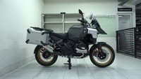Untuk harganya, PT Layur Astiti Bumi Kencana selaku importir dan distributor resmi dari merek BMW Motorrad Indonesia membanderol motor ini dengan harga mulai dari Rp 1,4 miliaran. Berikut daftar harga BMW R 1300 GS Adventure di Indonesia. Namun untuk varian ASA, pembeli R 1300 GS Adventure perlu merogoh kocek lebih karena harganya lebih mahal Rp 20 jutaan ketimbang tipe non-ASA. Foto: Muhammad Hafizh Gemilang