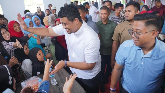 Bobby Nasution saat menemui masyarakat di Langkat