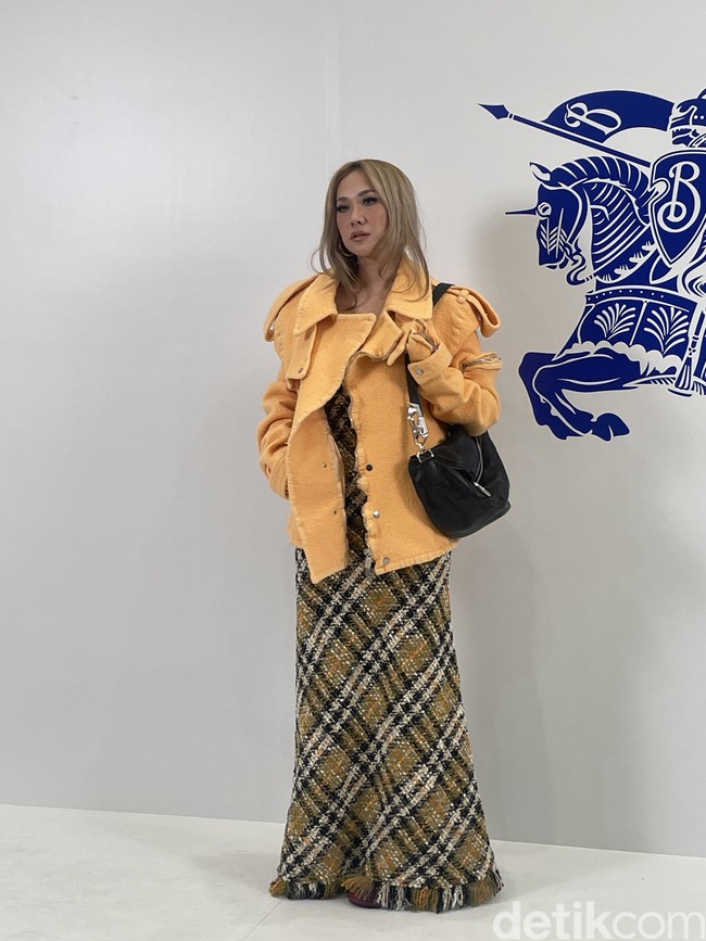 Gaya Bunga Citra Lestari menarik perhatian karena jaket kuningnya dan dress bernuansa serupa. Penampilannya semakin bersinar karena berambut pirang. Foto: Rahmi Anjani/Wolipop