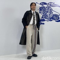 Vidi Aldiano adalah salah satu seleb Indonesia yang paling stylish dalam gelaran tersebut. Ia memadukan coat Burberry dan dasi dengan celana drawstring. Foto: Rahmi Anjani/Wolipop