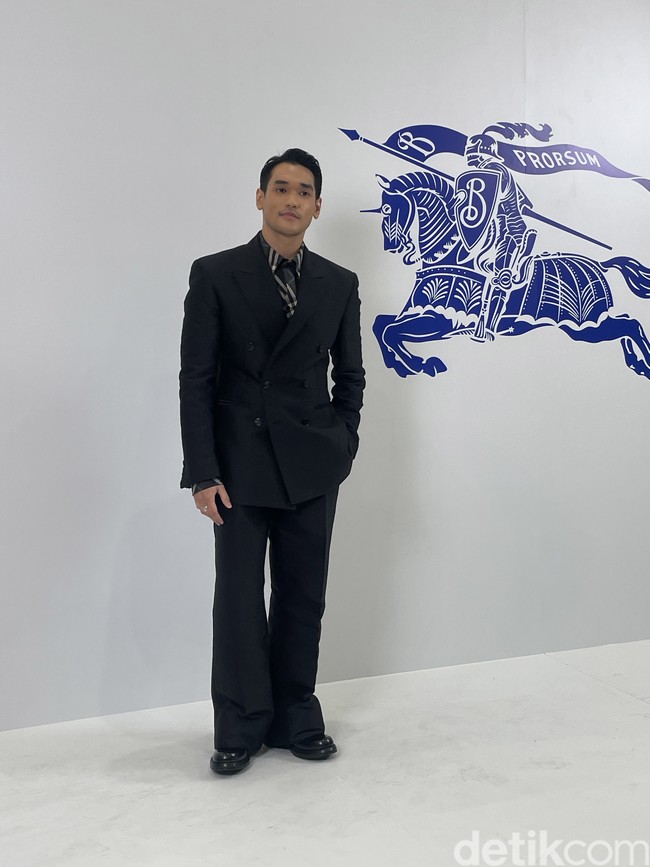 Sedangkan Afghan bergaya maskulin dengan setelan blazer double breasted  dan celana serba hitam dengan kemeja bermotif khas Burberry. Foto: Rahmi Anjani/Wolipop