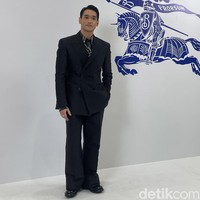 Sedangkan Afghan bergaya maskulin dengan setelan blazer double breasted  dan celana serba hitam dengan kemeja bermotif khas Burberry. Foto: Rahmi Anjani/Wolipop