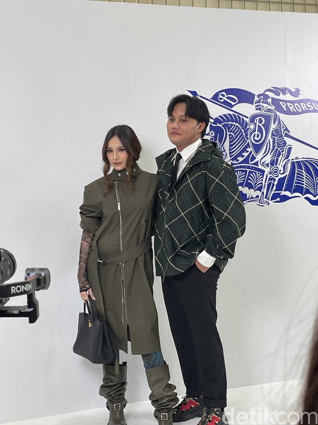 Sementara pasangan Mahilini dan Rizky Febian tampil dengan nuansa yang lebih edgy.  Foto: Rahmi Anjani/Wolipop