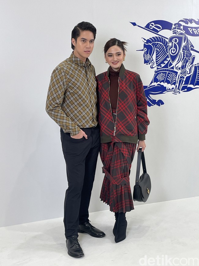 Pasangan selebriti lain yang dinantikan dalam acara tersebut adalah Syifa Hadju dan El Rumi. Mereka kompak memilih busana yang ramai motif khas ‘Burberry check’ yang menjadi keduanya serasi dan semakin jadi atensi. Foto: Rahmi Anjani/Wolipop