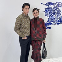Pasangan selebriti lain yang dinantikan dalam acara tersebut adalah Syifa Hadju dan El Rumi. Mereka kompak memilih busana yang ramai motif khas ‘Burberry check’ yang menjadi keduanya serasi dan semakin jadi atensi. Foto: Rahmi Anjani/Wolipop