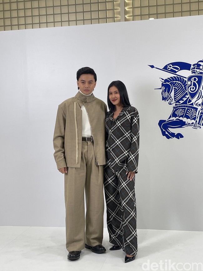 Sejumlah artis kenamaan Tanah Air ikut memeriahkan acara tersebut, termasuk Angga Yunanda dan Shenina Cinnamon. Pasangan itu tampil serasi dengan busana bernuansa cokelat. Foto: Rahmi Anjani/Wolipop  