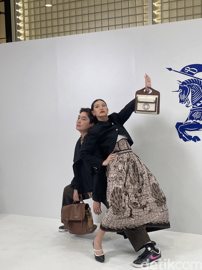 ‘Pasangan’ lain yang tak kalah menuai atensi di butik Burberry Senayan City pada Kamis, (7/11/2024) adalah Edrick Tjandra dan Patricia Gouw. Keduanya jadi sorotan karena berpose unik. Foto: Rahmi Anjani/Wolipop