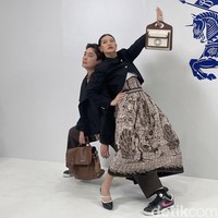 ‘Pasangan’ lain yang tak kalah menuai atensi di butik Burberry Senayan City pada Kamis, (7/11/2024) adalah Edrick Tjandra dan Patricia Gouw. Keduanya jadi sorotan karena berpose unik. Foto: Rahmi Anjani/Wolipop