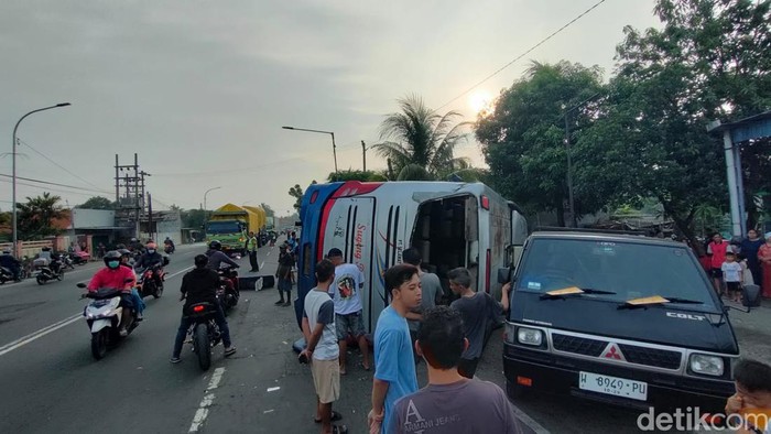 bus sugeng rahayu terguling di balongbendo