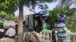Penampakan Bus Sugeng Rahayu Terguling di Balongbendo Sidoarjo